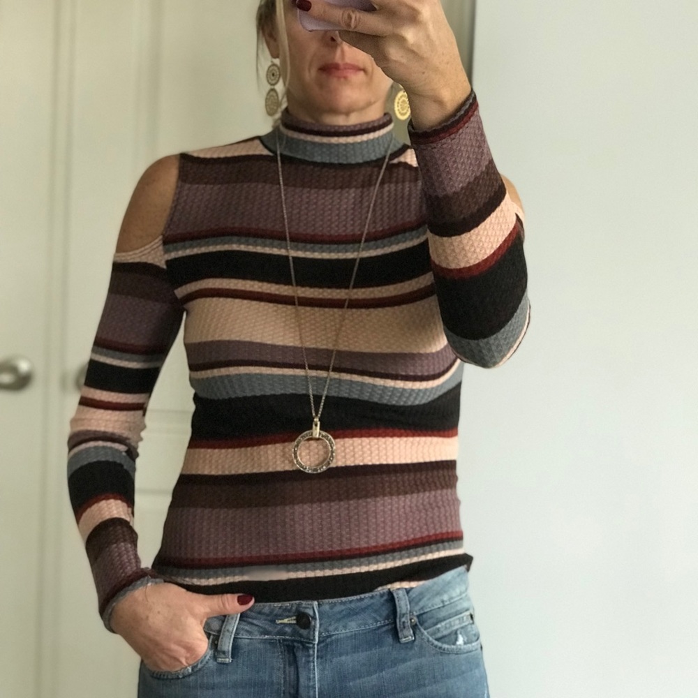 ♥️1 LG LEFT♥️Striped Cold Shoulder Top - Picture 4 of 7